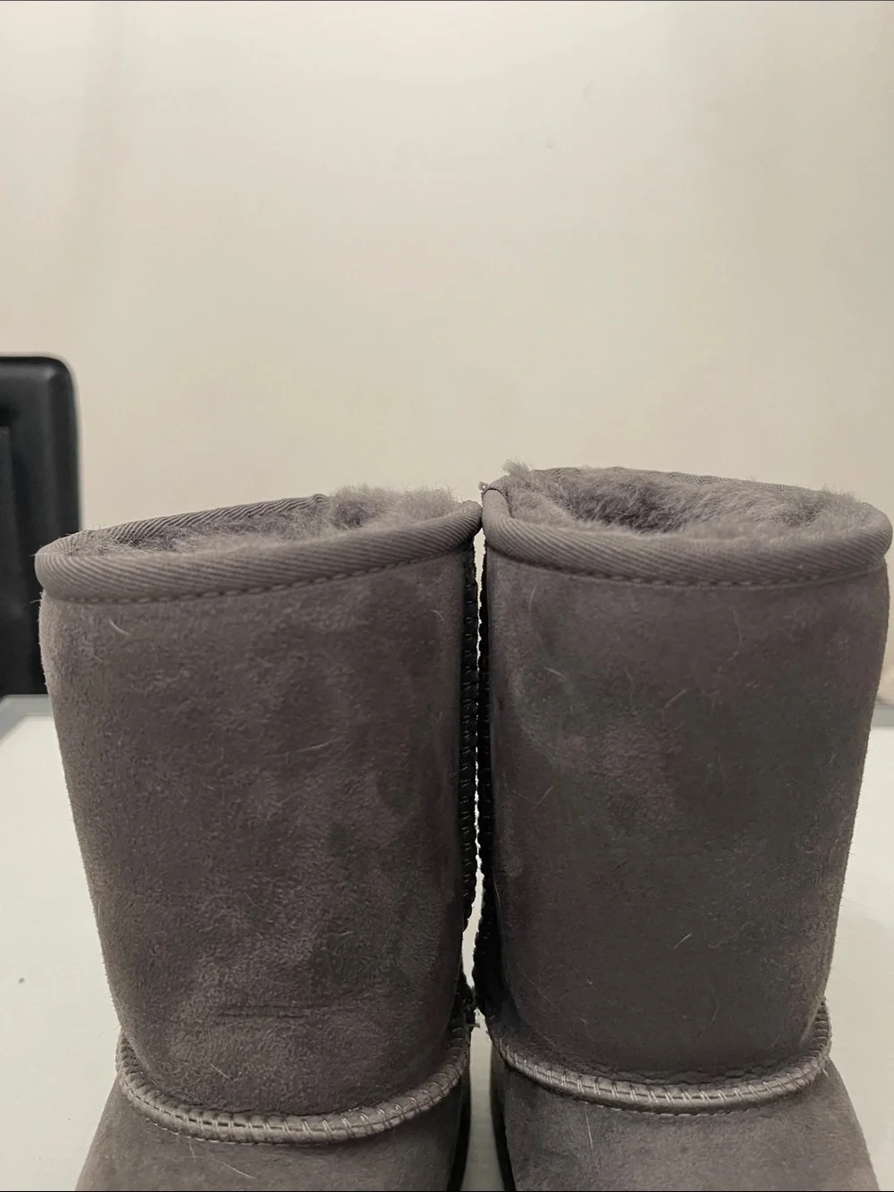 UGG WINTER CLASSIC SHORT II BOOTS BOYS-GIRLS SIZE 4